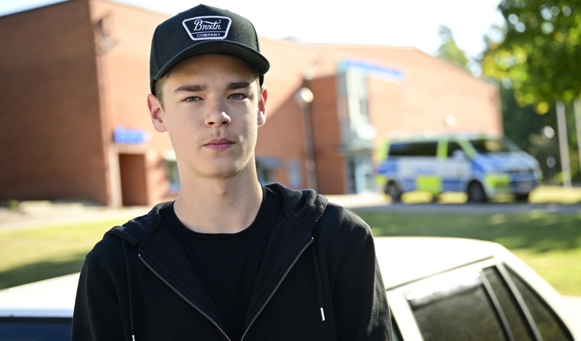 Jack Danielsson, elev på Risbroskolan, utanför Brinellskolan i Fagersta på måndagen, efter skoldådet på fredagen. Foto: Jonas Ekströmer/TT