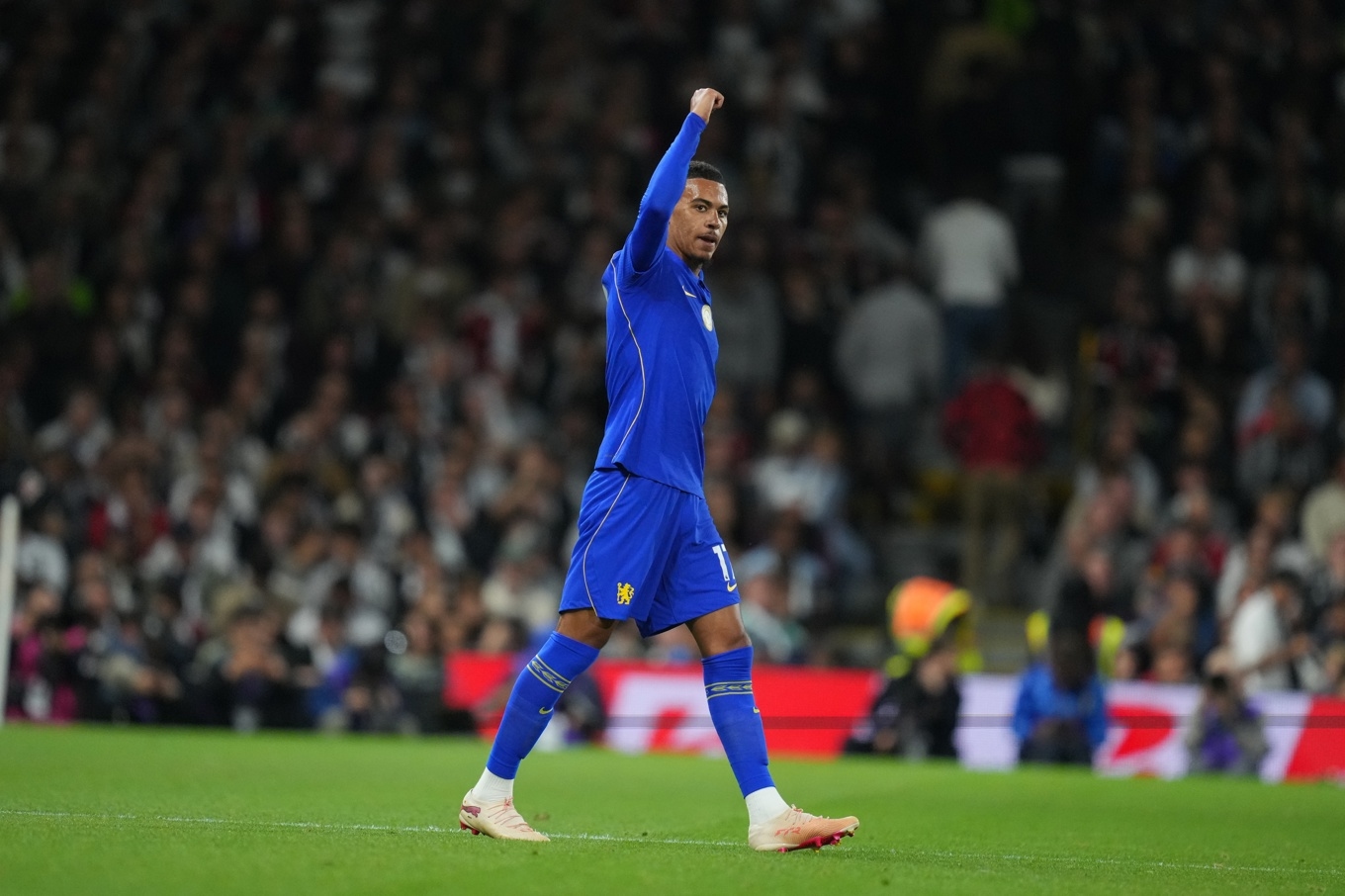 Morgan Rogers firar efter att ha gjort mål i sin Premier League-debut för Chelsea. Foto: Kirsty Wigglesworth/AP/TT