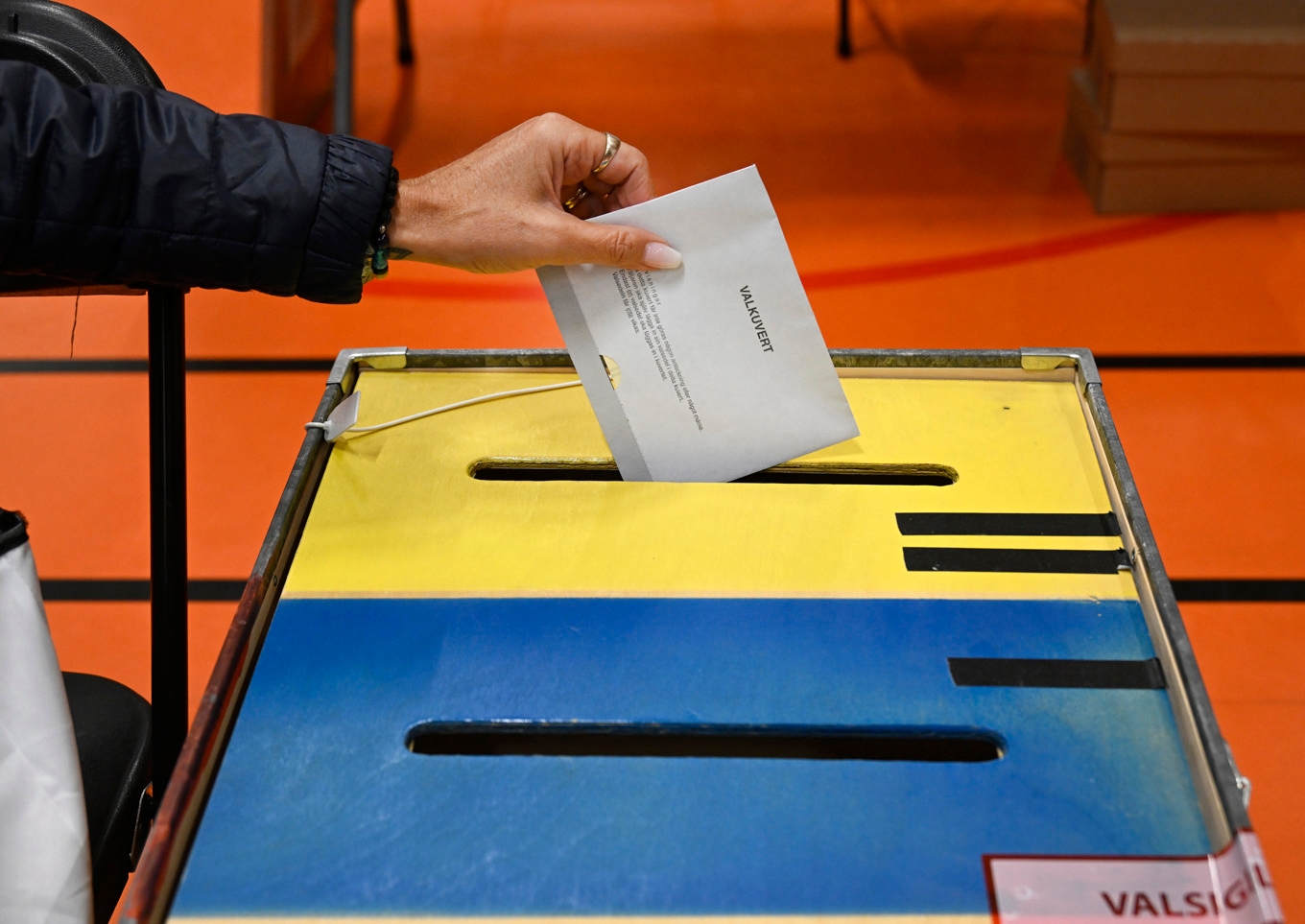 Valkuvert för riksdagsvalet läggs i valurna 2022. Foto: Pontus Lundahl/TT