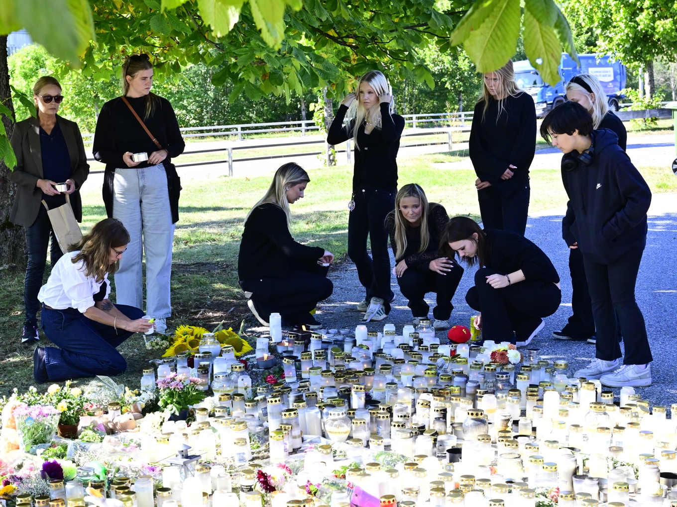 Sörjande Fagerstabor samlade vid en minnesplats utanför Brinellskolan. Foto: Jonas Ekströmer/TT
