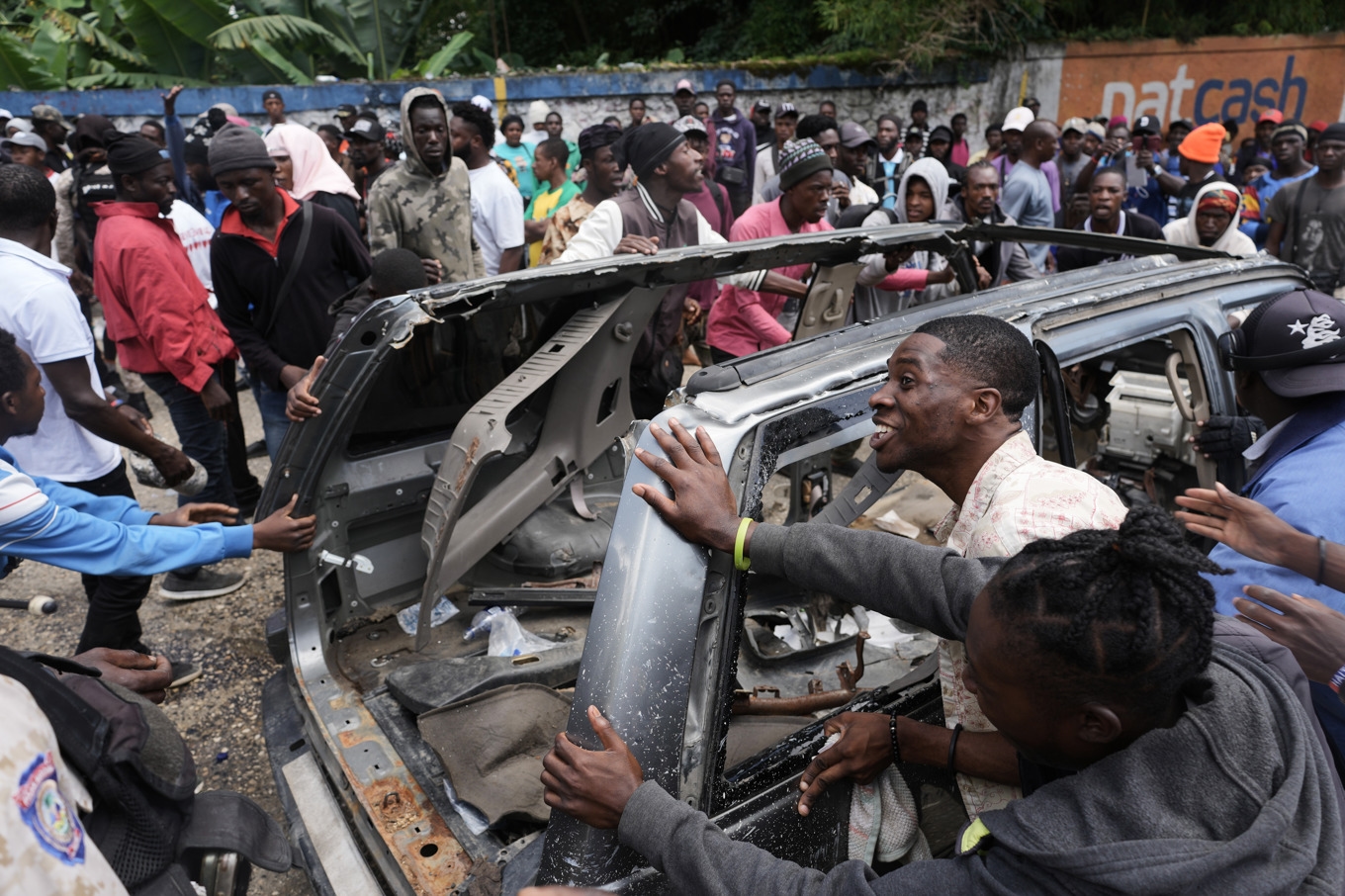 Invånare i Port-au-Prince protesterar för att de vill se polisutredningar efter de dödliga attackerna i helgen. Foto: Odelyn Joseph/AP/TT