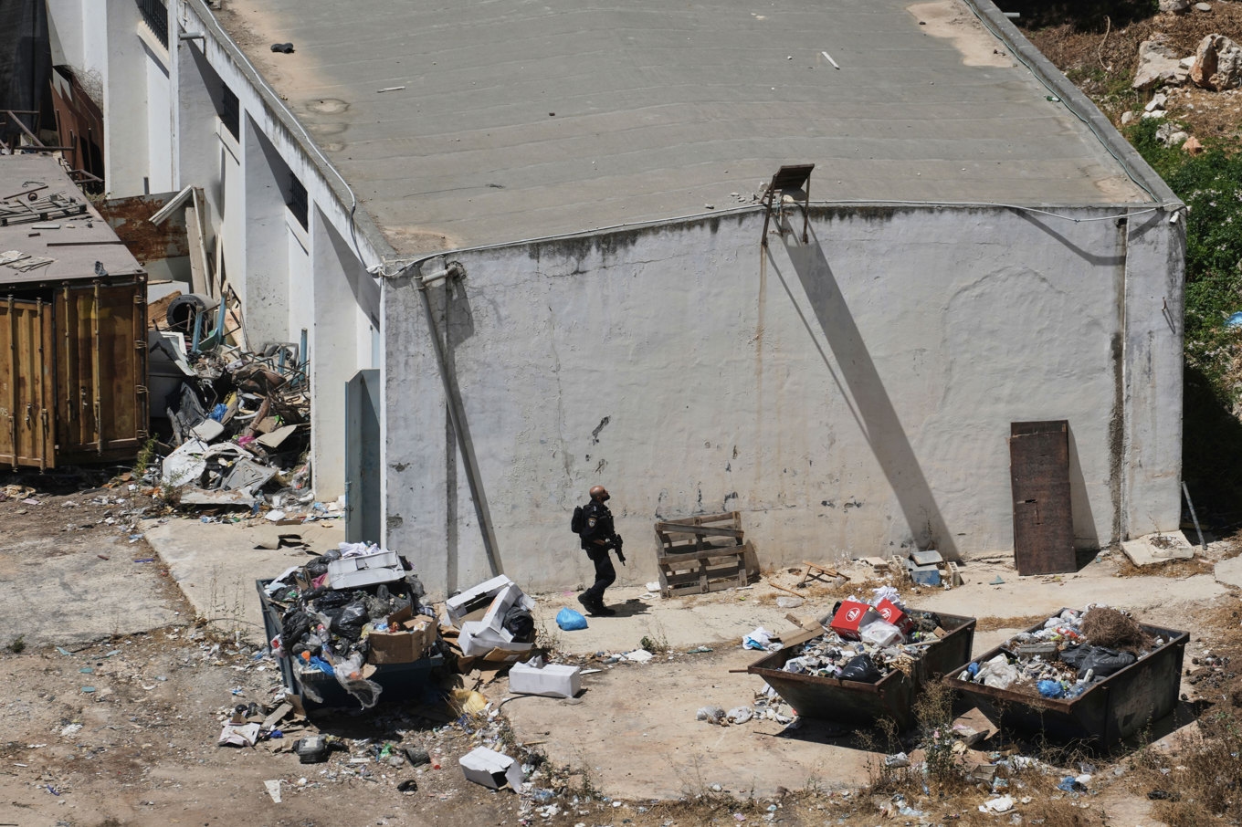 En israelisk soldat vid UNRWA:s center på Västbanken under tisdagen. Foto: Mahmoud Illean/AP/TT
