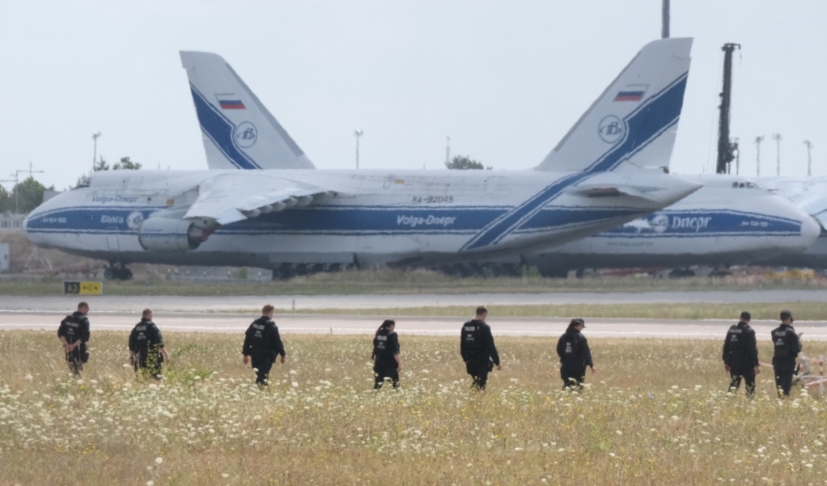 Poliser söker på fälten efter ett drönarfynd på Leipzigs flygplats den 7 augusti. Foto: Sebastian Willnow/DPA/AP/TT