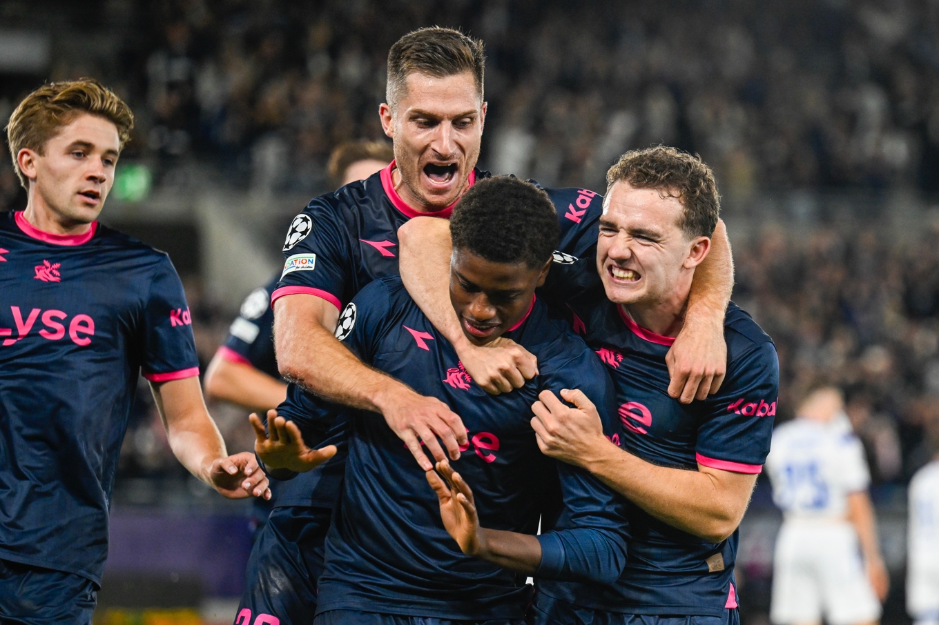 Vikings Tobias Moi, Edvin Austbø och Kristoffer Haugen firar 3–1-målet mot Dinamo Zagreb. Foto: Carina Johansen/NTB/TT