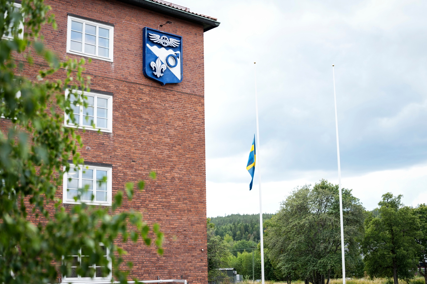 Fagersta kommun flaggar på halv stång dagen efter det att en 17-årig flicka dödats och flera andra elever skadats av en man med svärd i Brinellskolan. Arkivbild. Foto: Magnus Lejhall/TT