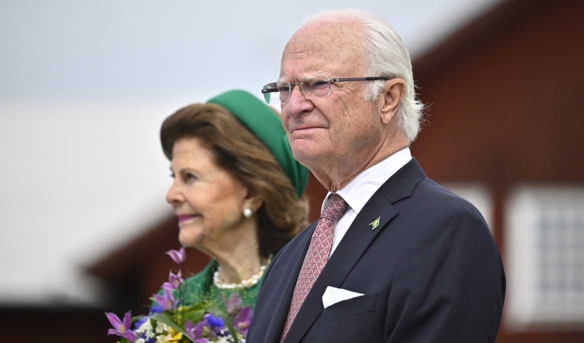 Kung Carl Gustaf och drottning Silvia reser på söndag till Fagersta efter skoldådet. Arkivbild. Foto: Christine Olsson/TT