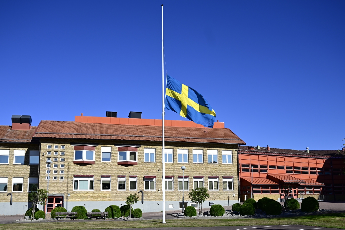 Flaggan på halv stång utanför Brinellskolan i Fagersta, bild från i måndags. Foto: Jonas Ekströmer/TT