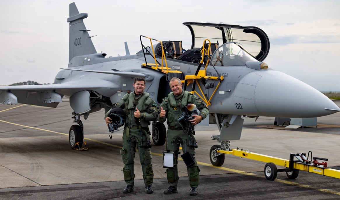Bakom spakarna fanns Saabs chefstestpilot Jakob Högberg och det brasilianska flygvapnets testpilot överstelöjtnant Abdon de Rezende Vasconcelos. Foto: Per Kustvik/Saab