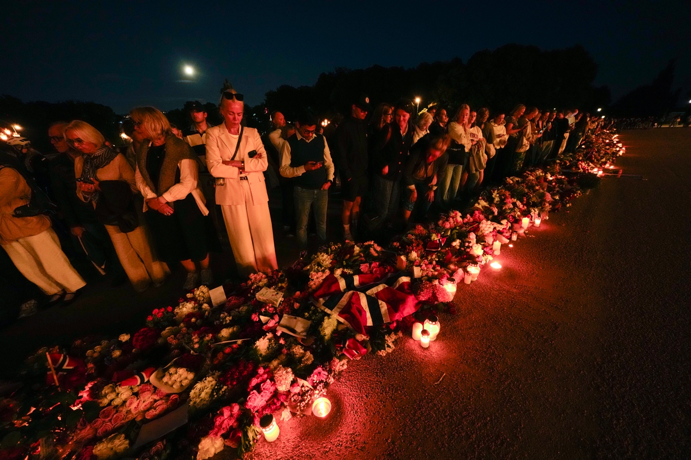 Havet av ljus och blommor utanför slottet växer. Foto: Heiko Junge/NTB/TT