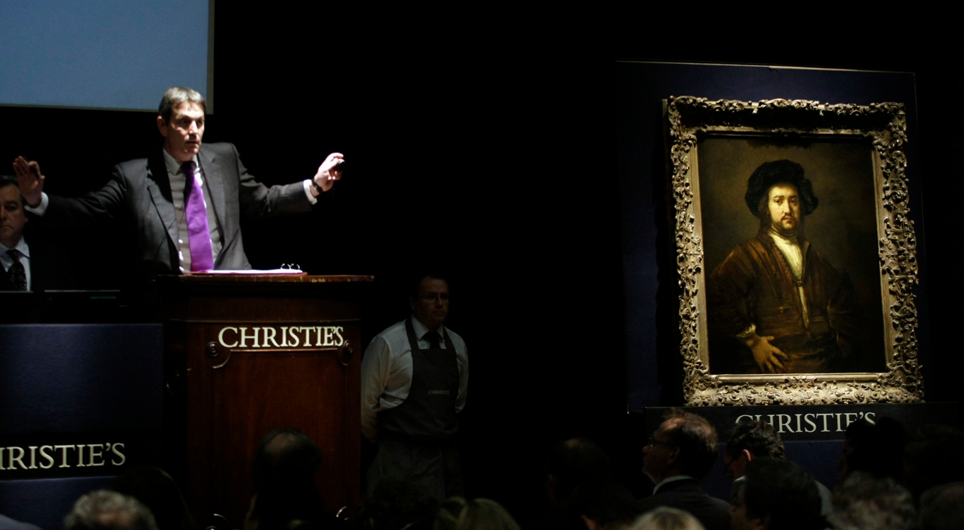 Christie’s auktionsförrättare säljer Rembrandts målning ”Porträtt av en man med armarna i sida” i denna arkivbild från 2009. Nu stoppas en annan Rembrandtmålning från att exporteras från Storbritannien. Foto: Matt Dunham/AP/TT