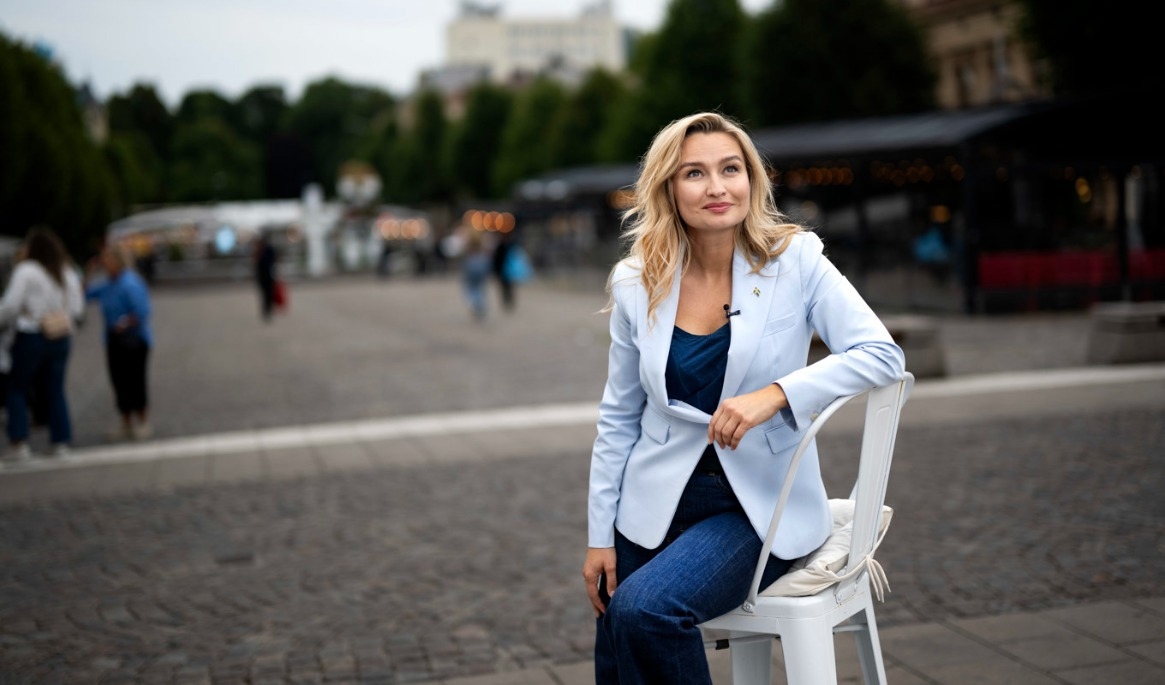 KD-ledaren Ebba Busch på Stortorget i Örebro under sin bussturné. Foto: Pontus Lundahl/TT