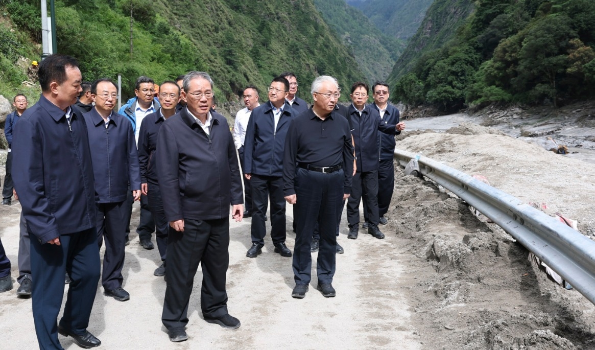 Bilder på den kinesiska premiärministern Li Qiang som inspekterar räddningsarbetet efter översvämningen i gränsområdet mellan Nepal och Tibet sprids i kinesiska medier. Däremot visas inte bilder från när onsdagens flodvåg drog. Foto: Huang Jingwen /AP/TT