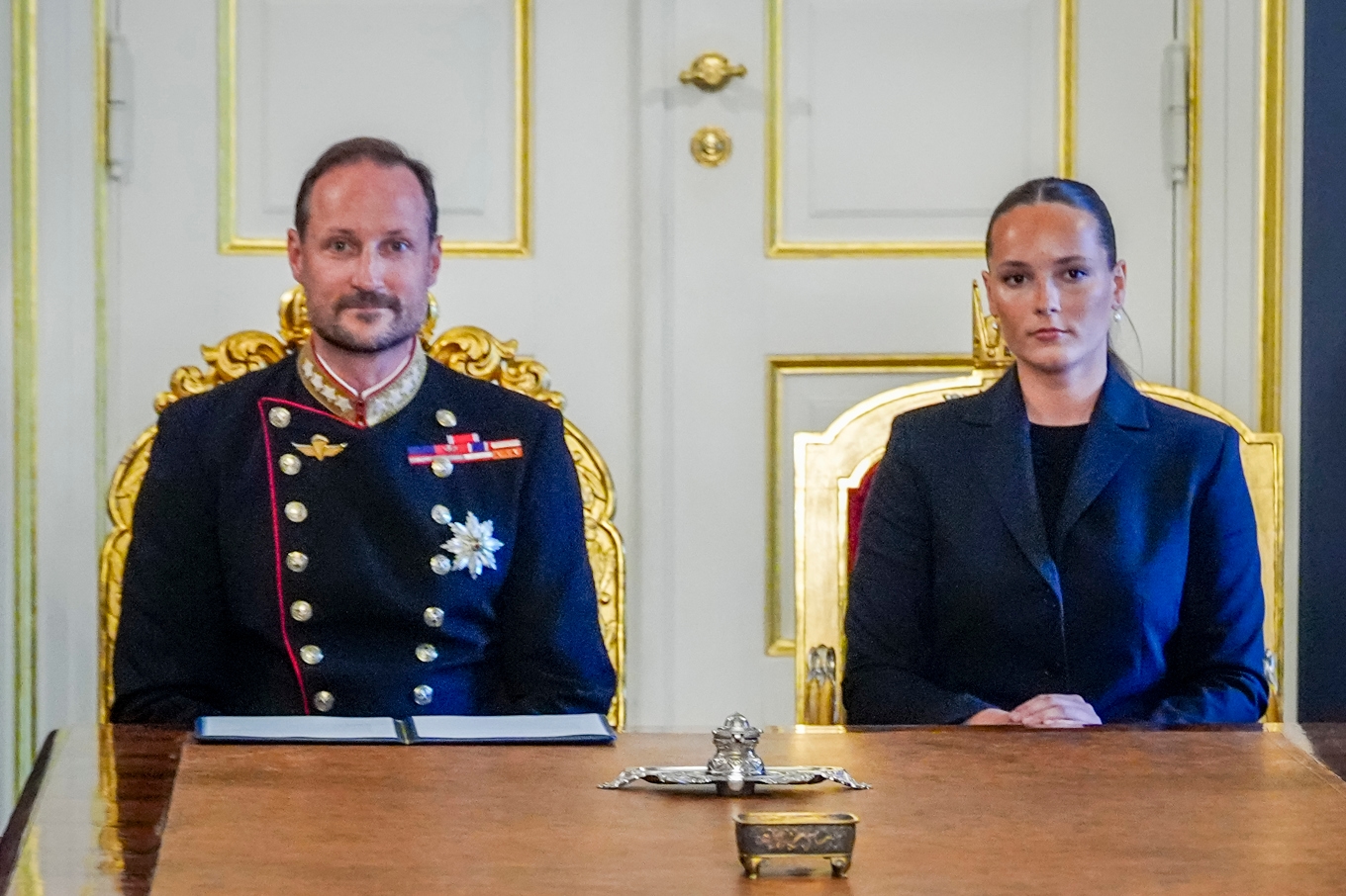 Norges nya kung Haakon VIII med sin dotter kronprinsessan Ingrid Alexandra vid den extrainsatta konseljen med regeringen under fredagen. Nu väntar Norge på kungens första tal till folket som regent. Foto: Lise Åserud/NTB/TT
