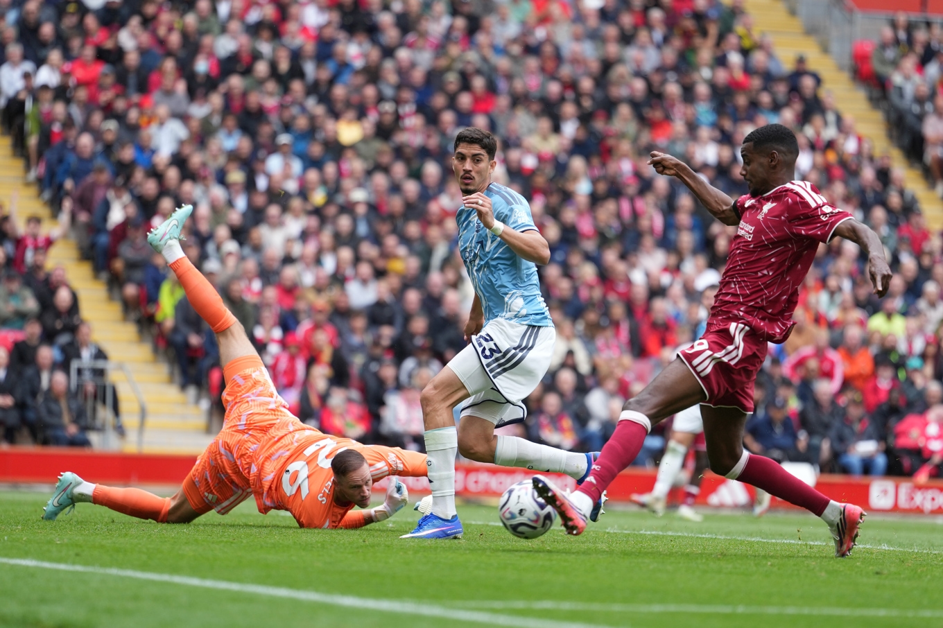 Alexander Isak, till höger, gör sitt första mål för säsongen för Liverpool. Foto: Jon Super/AP/TT
