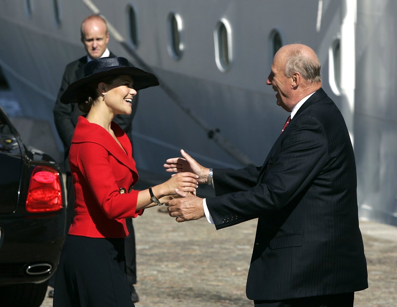 Kronprinsessan Victoria välkomnar Norges Kung Harald under ett statsbesök 2005. Arkivbild. Foto: Anders Wiklund/TT