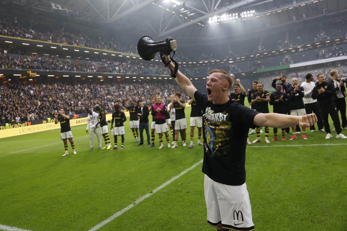 Derbyhjälten Sixten Gustafsson firar segern framför AIK-klacken. Foto: Fredrik Persson/TT