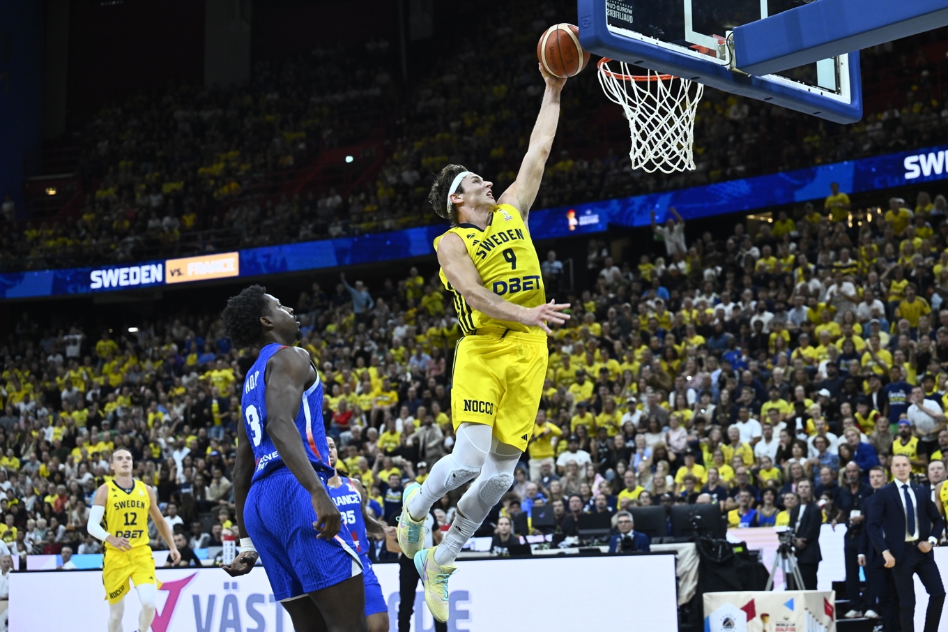 NBA-stjärnan Pelle Larsson var poängbäst när Sverige höll på att skrälla mot stjärnspäckade Frankrike i VM-kvalet. Foto: Fredrik Sandberg/TT
