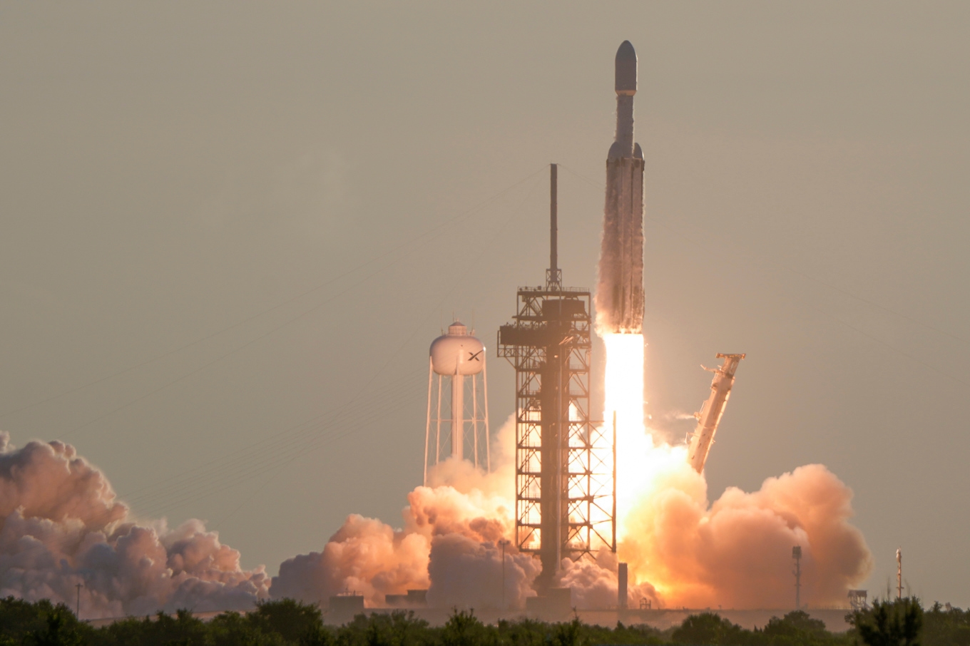 Teleskopet Roman fördes upp i rymden med en Space X Falcon-raket från Cape Canaveral i Florida på söndagen. Foto: John Raoux/AP/TT