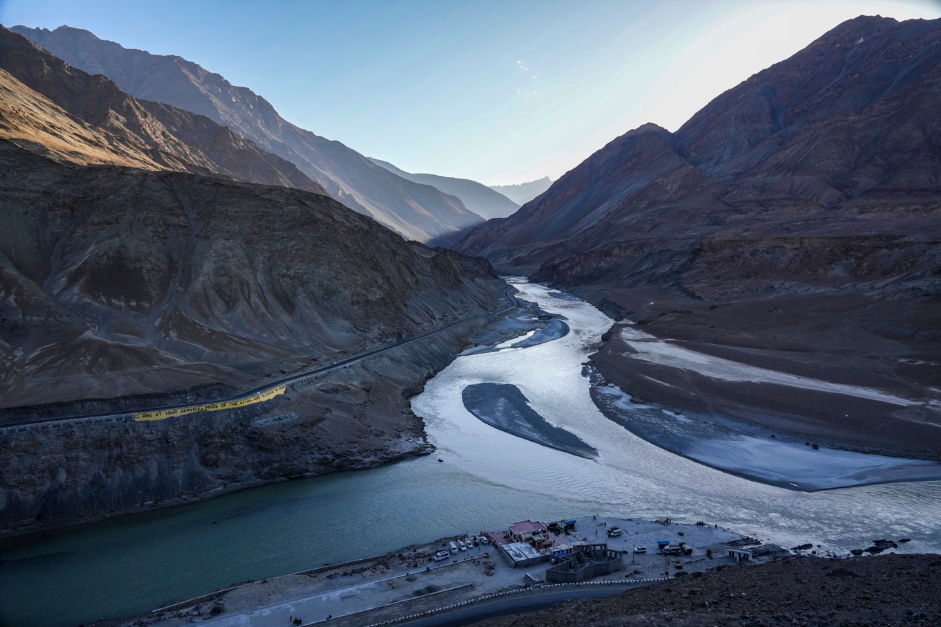 Indusfloden och bifloden Zanskar på indiskt territorium. Arkivbild. Foto: Mukhtar Khan/AP/TT