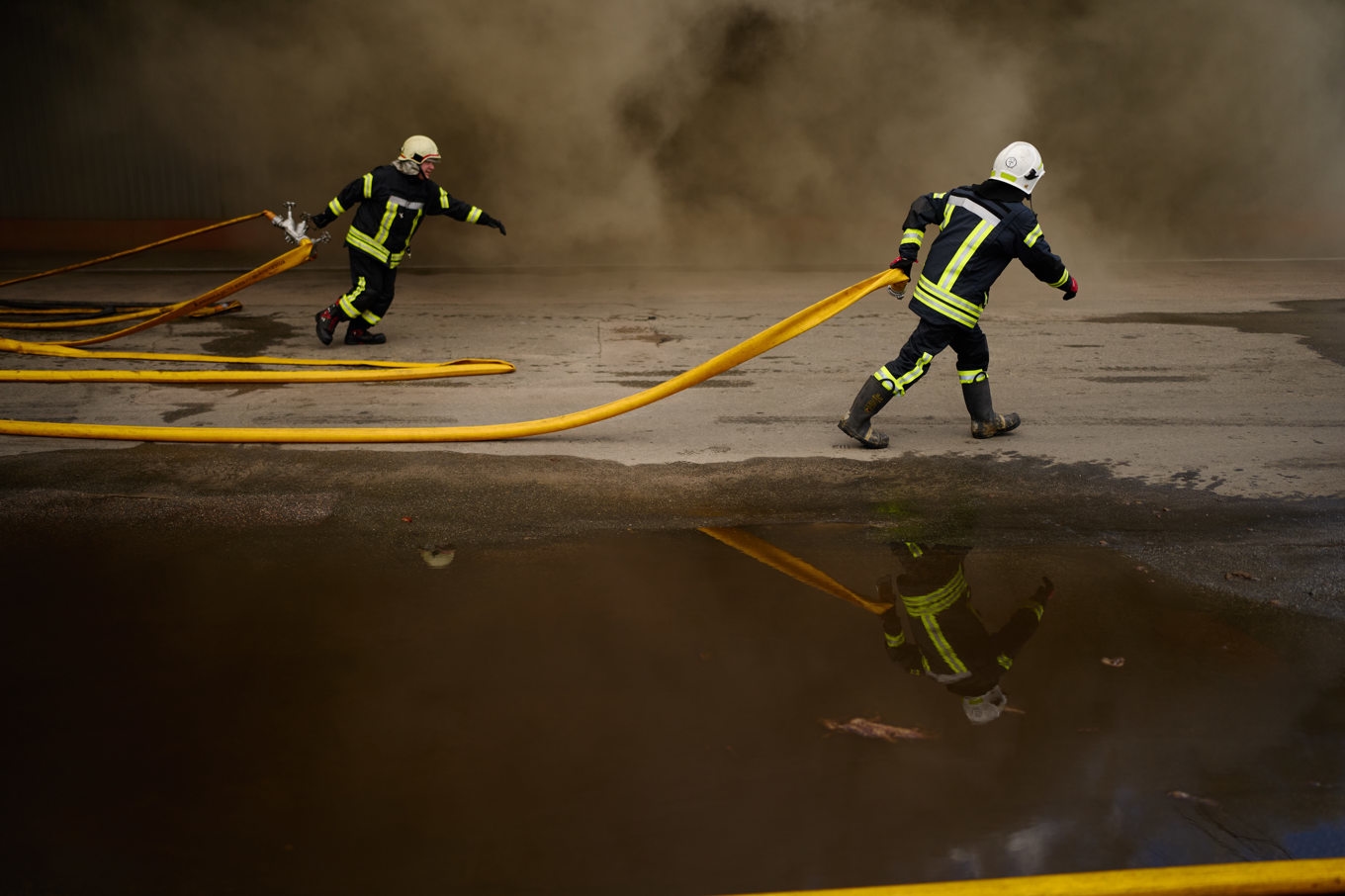 Brandsoldater i insats efter en rysk attack mot huvudstad Kiev. Foto: Francisco Seco /AP/TT