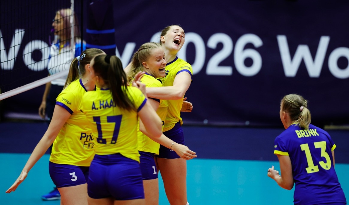 Svenskt jubel under åttondelsfinalen i damernas volleyboll-EM mellan Tjeckien och Sverige i tjeckiska Brno. Foto: Adam Ihse/TT