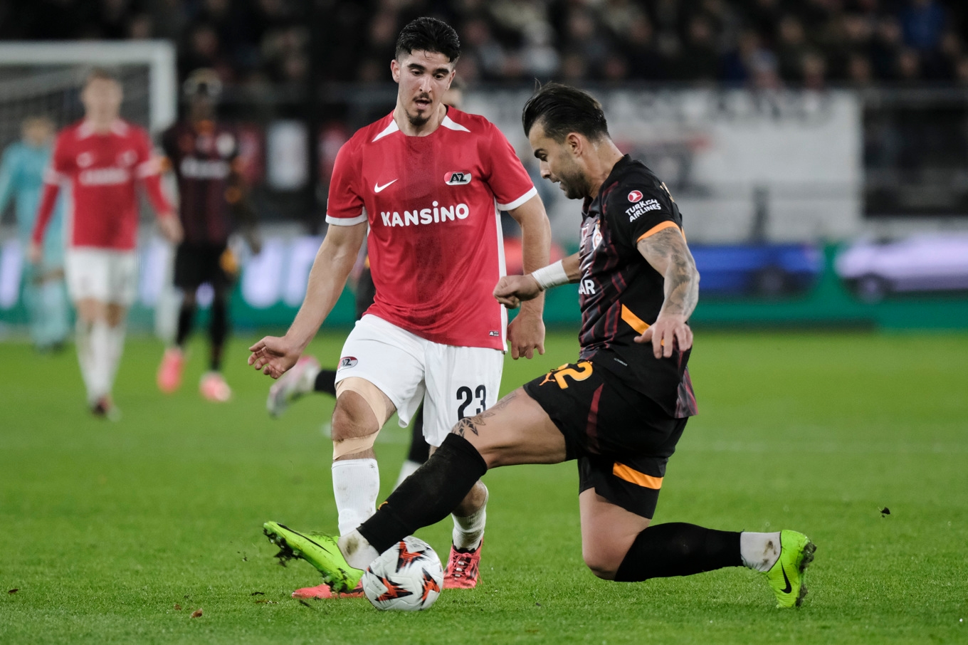 Mayckel Lahdo, vänster, under tiden i AZ Alkmaar. Arkivbild. Foto: Patrick Post/AP/TT