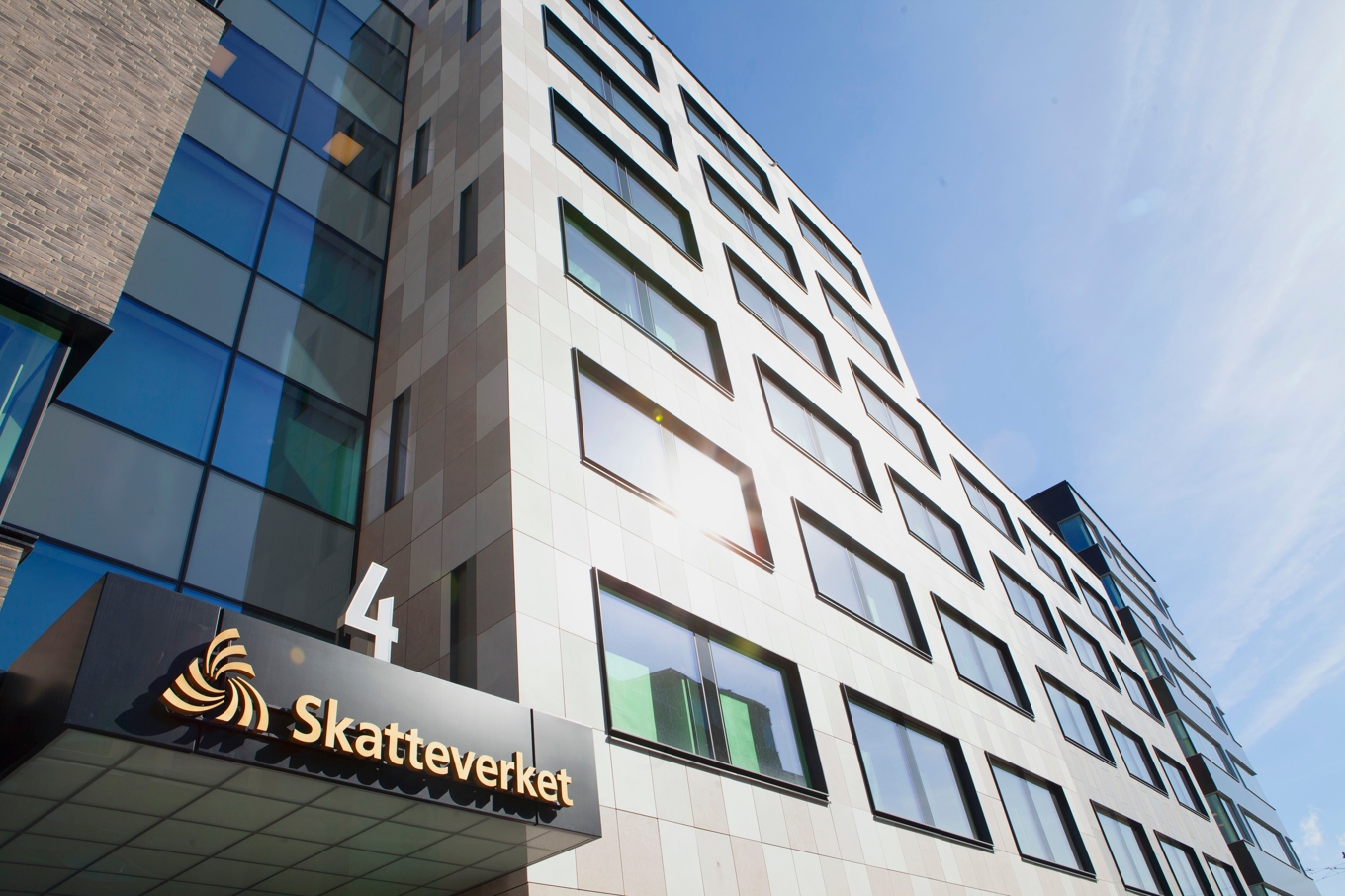 Man kan spara i till exempel aktier och fonder på sitt ISK-konto. Skatt som baseras på värdet av tillgångar och insättningar ska betalas årligen. Foto: Skatteverket/Fia-Lotta Bratt och Riksbanken