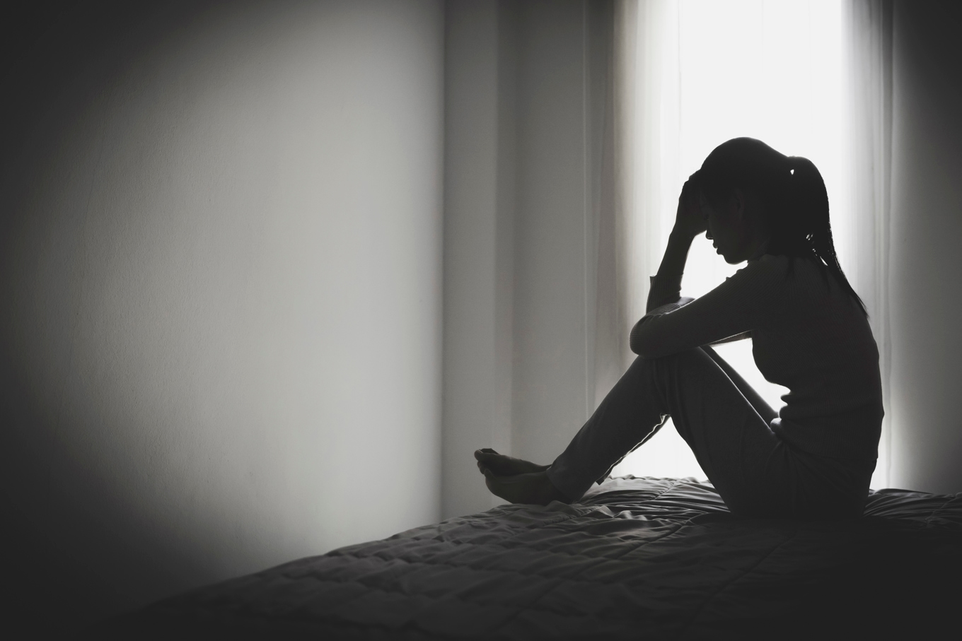 En anonym kvinna gömmer sig i förtvivlan. (Kvinnan är inte Sanna Hill.) Foto: TinnakornJourruang/Shutterstock