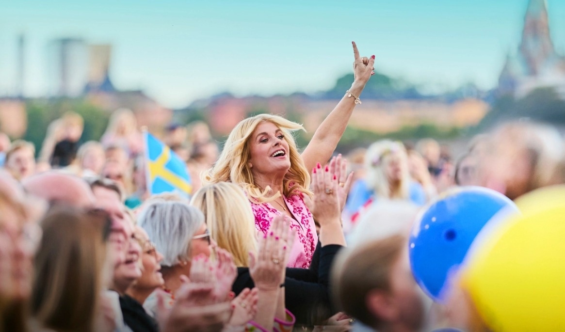 Pernilla Wahlgren i folkvimlet på Skansen i det hon kallar ”världens bästa sommarjobb”. Foto: Axel Boberg/SVT