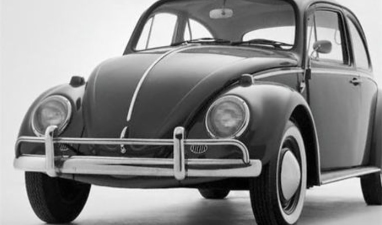 Bernhard Rieger undersöker i sin bok hur en bil som beställdes av Hitler och formgavs av Ferdinand Porsche blev en global handelsvara. Foto: Harvard University Press