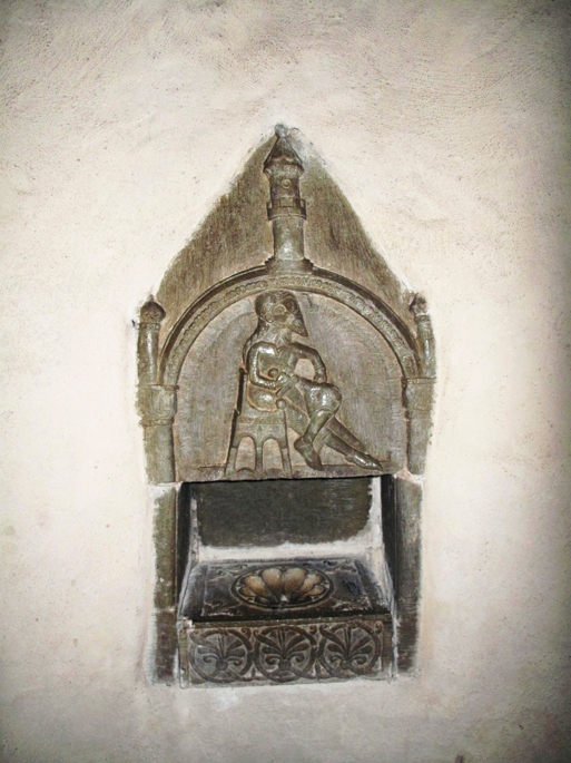 Väggrelief för vigvatten från 1100-talet, som sägs avbilda Sverker den äldre. Heda kyrka, Ödeshög. Foto: Anki Söderlund/Wikimedia Commons