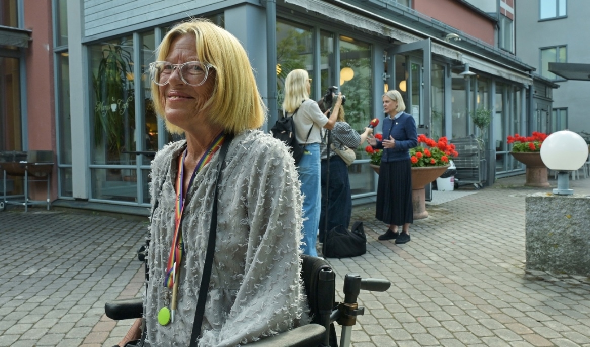 Ellinor Kullenberg, boende. I bakgrunden Magdalena Andersson (S), partiledare. Foto: Adam Strand