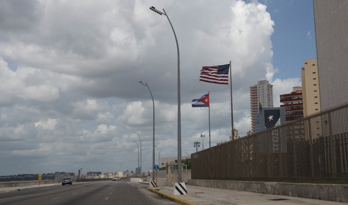 Kubas och USA:s flaggor vajar utanför den amerikanska ambassaden längs Malecón i Havanna den 18 juni i år. (Foto: Pablo Porciuncula/AFP via Getty Images