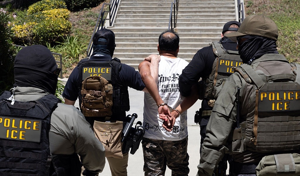 Agenter från Immigration and Customs Enforcement (ICE) leder ut en frihetsberövad person från Ventura County Government Center i Ventura, Kalifornien. Foto: Blake Fagan / AFP via Getty Images