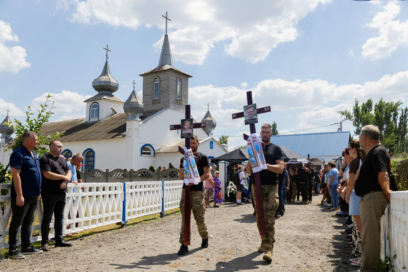 Statsvetaren Samuel Huntington ser krig och konflikter som uppgörelser mellan civilisationer. Bilden är från en begravningsceremoni i Kryvyj Rih, Ukraina. Foto: Serhii Okunev/AFP via Getty Images