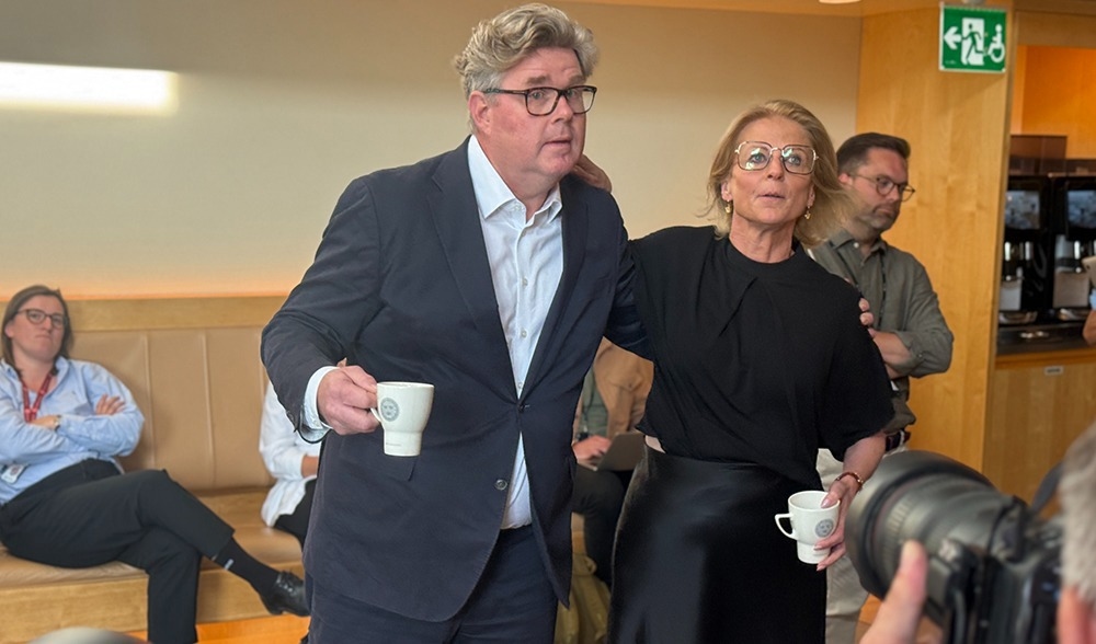 Gunnar Strömmer (M) och Elisabeth Svantesson (M) var lättade efter omröstningen. Längst till vänster i bild ser vi socialdemokraten Emilia Fastesson Lindgren. Foto:Staffan Erfors