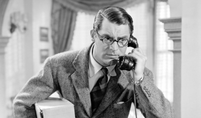 Cary Grant mitt i förvirringen som förälskad paleontolog i ”Ingen fara på taket”. Foto: RKO Pictures/Warner Bros