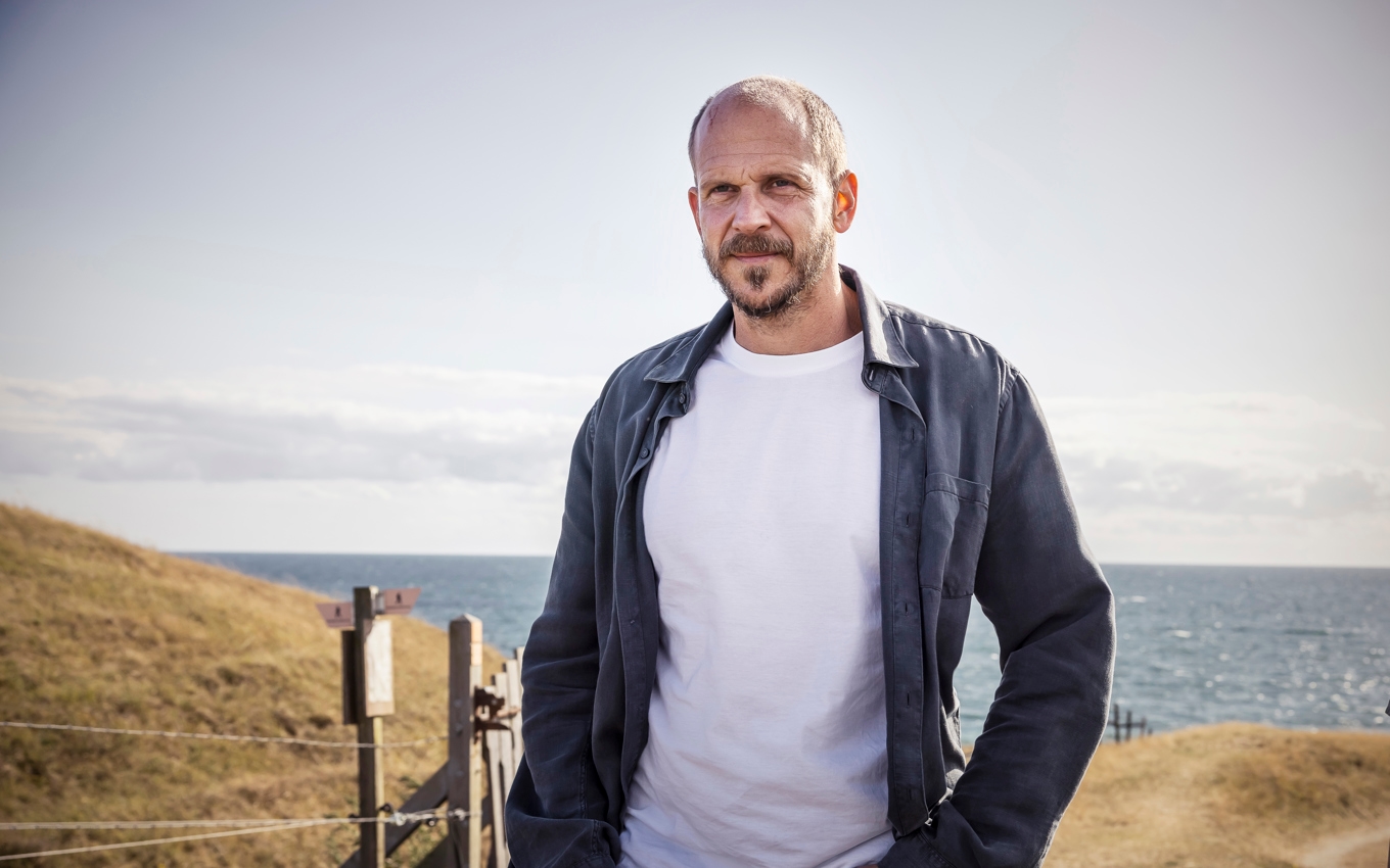 Gustaf Skarsgård ska snart personifiera Ystads mest kände polis Kurt Wallander i TV4. Foto: Carolina Romare/TV4
