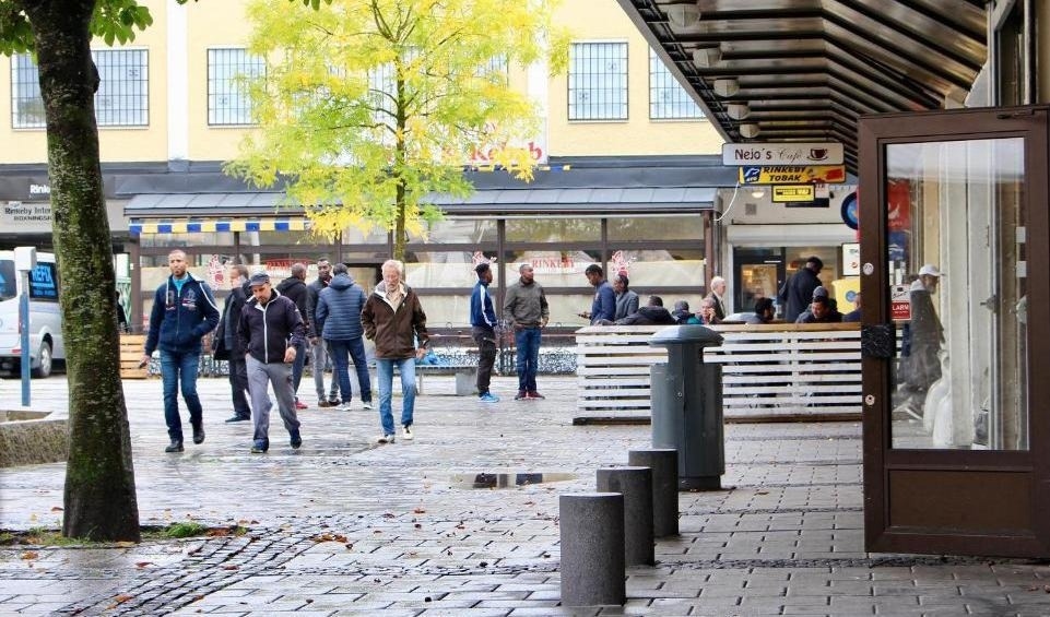 På bilden ser man människor i Rinkeby, en förort nordväst om Stockholm. Foto: Susanne Willgren Lamm