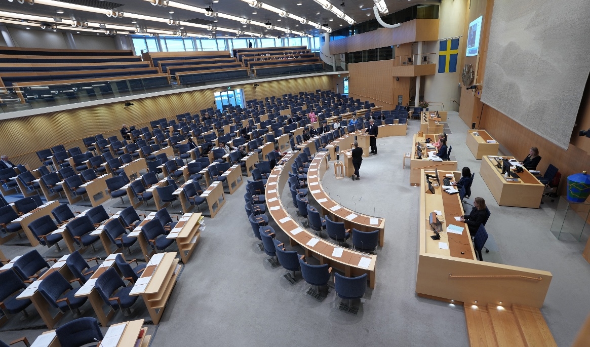 Justitieminister Gunnar Strömmer (M) i debatt när riksdagen extrainkallats för att rösta om bland annat mängdrabatten. Foto: Magnus Lejhall