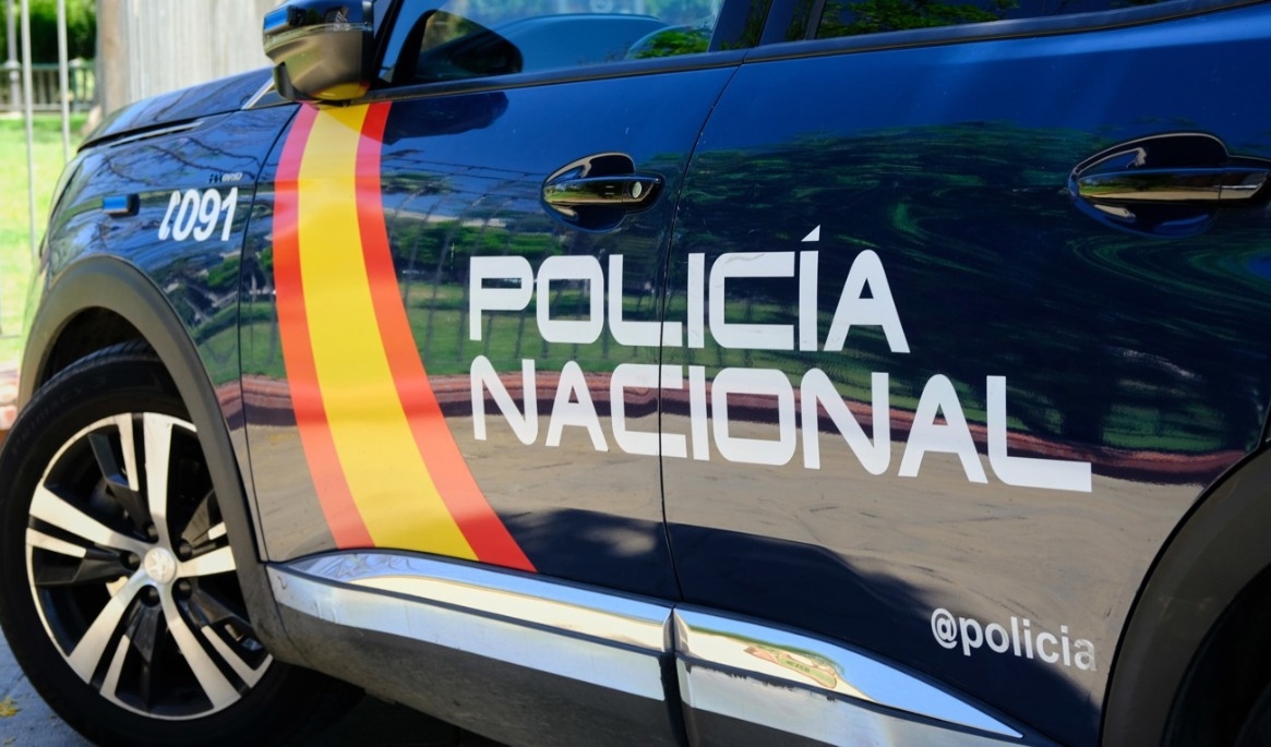Spansk polis har gripit en svensk medborgare efter att han varit häktad i sin utevaro. Foto: Shutterstock