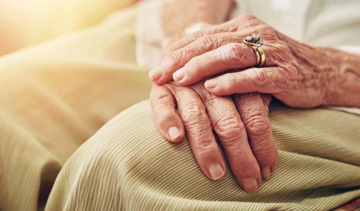 Många kommer erbjuder nu språkstöd eller utbildning i svenska för anställda inom äldreomsorgen. Foto: Shutterstock