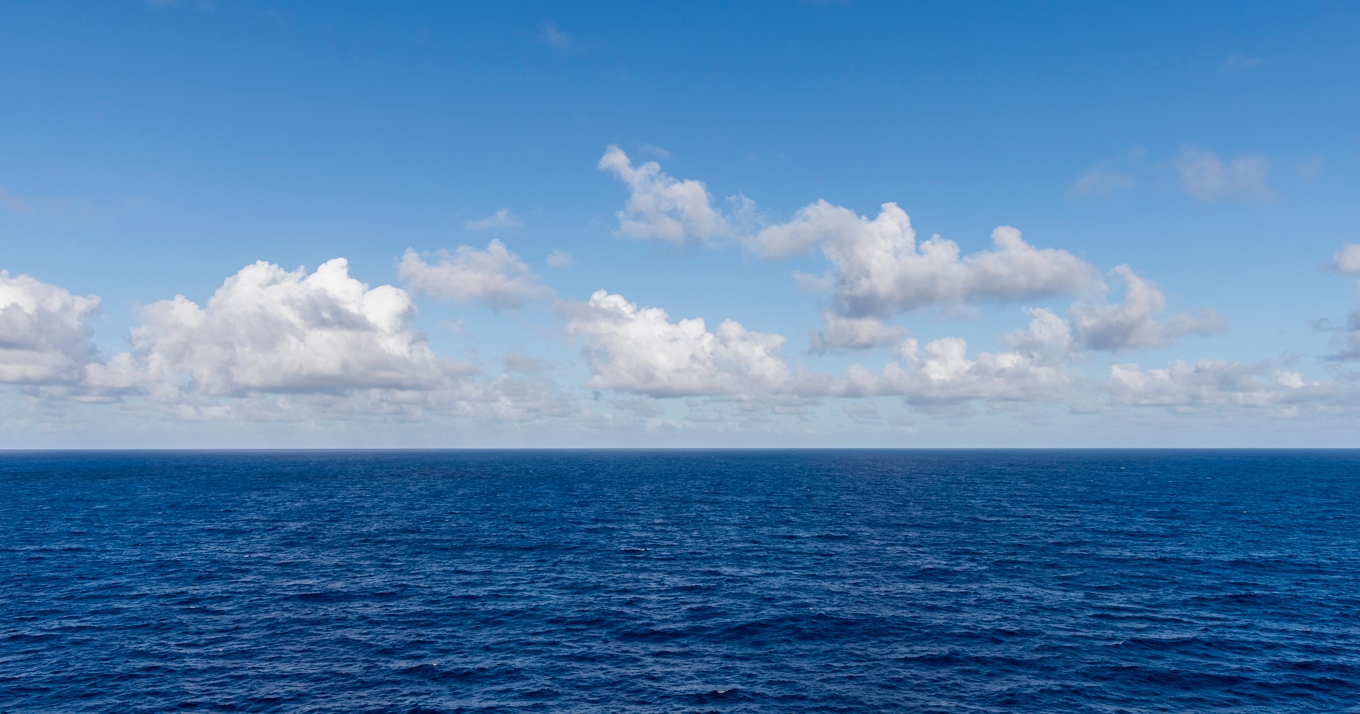 Stilla havet blir i ”Lugnt vatten” både en väldig och en klaustro- fobisk plats. Foto: EB Adventure Photography/Shutterstock