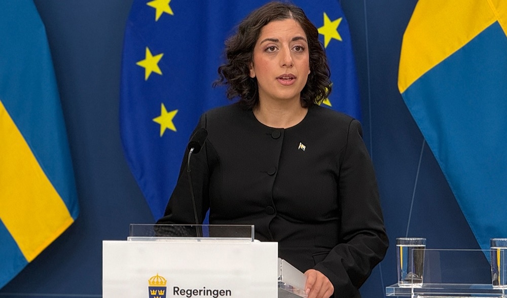 Simona Mohamsson (L) informerar om regeringens nya kommisson mot skolattacker. Foto: Staffan Erfors