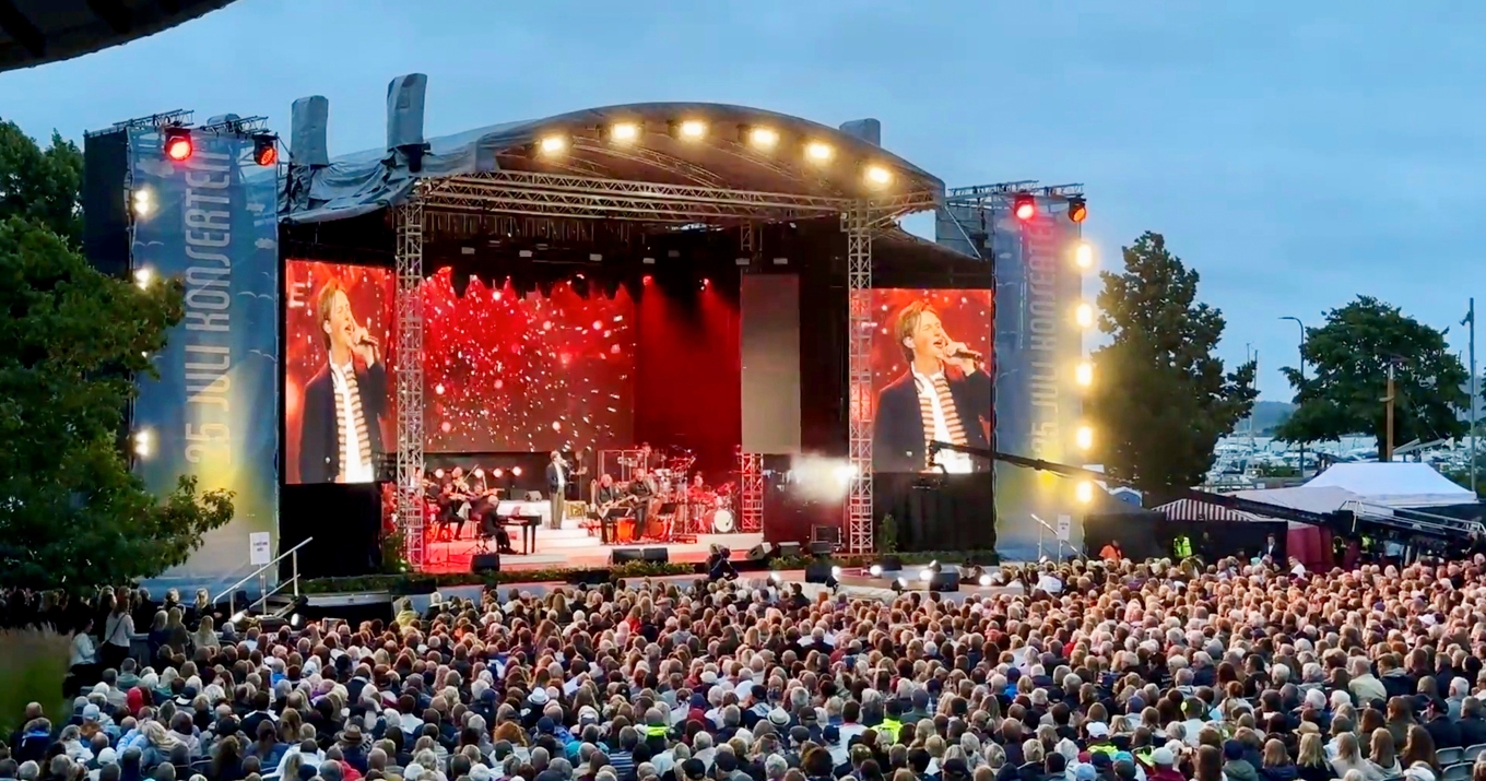 Scenen i Miramarparken i Mariehamn där Wiklöfs 80-årsdag firades med svenska och internationella stjärnor. Foto: Carl-Adam Strånberg