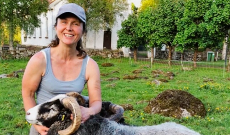 Civilingenjören Maria Vemdal från Ulricehamn frågar sig varför delar av veterinärkåren reagerade så kraftigt på indikationer om att infraljud från vindkraftverk kan påverka djur. Foto: Privat