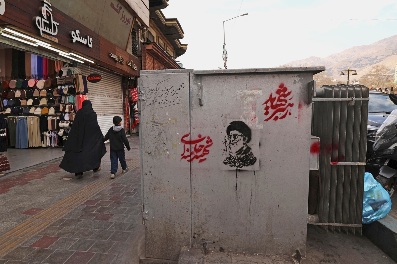 Butiker vid Tajrish-torget i Teheran. Iraniernas köpkraft har påverkats av den försvagade rialen. Foto: Atta Kenare/AFP via Getty Images