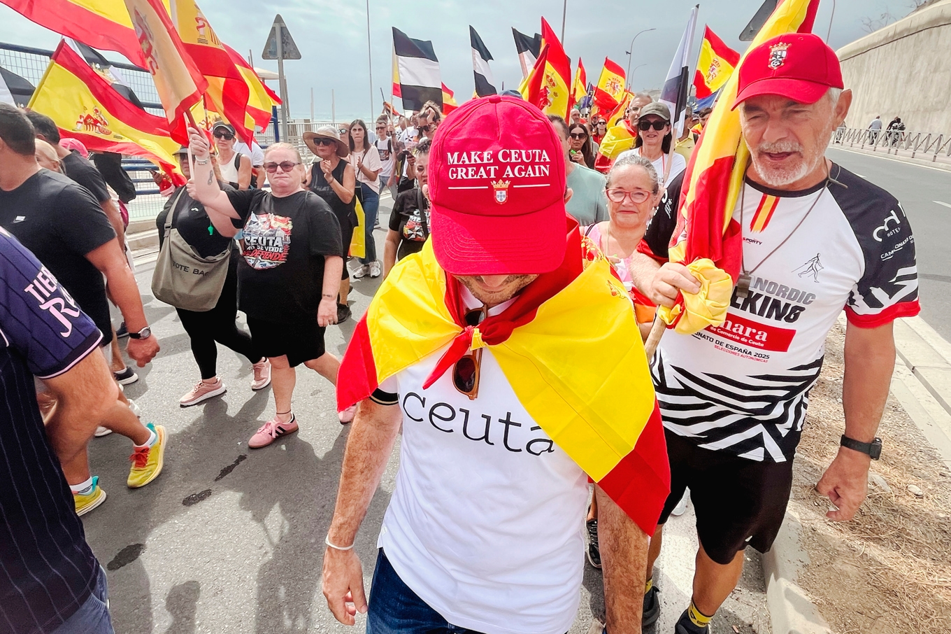 Demonstranter i Ceuta, den 20 september, som marscherade mot den marockanska gränsen. Foto: Etienne Fauchaire