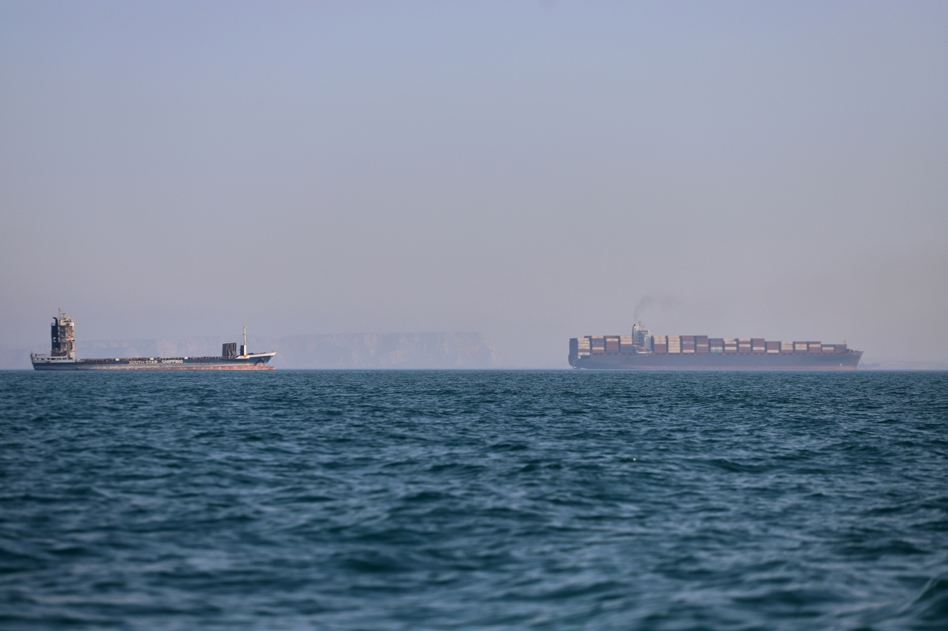 Fartyg utan för den iranska hamnstaden Bandar Abbas, som attackerats under kvällen. Arkivbild. Foto: Amirhosein Khorgooi/AP/TT