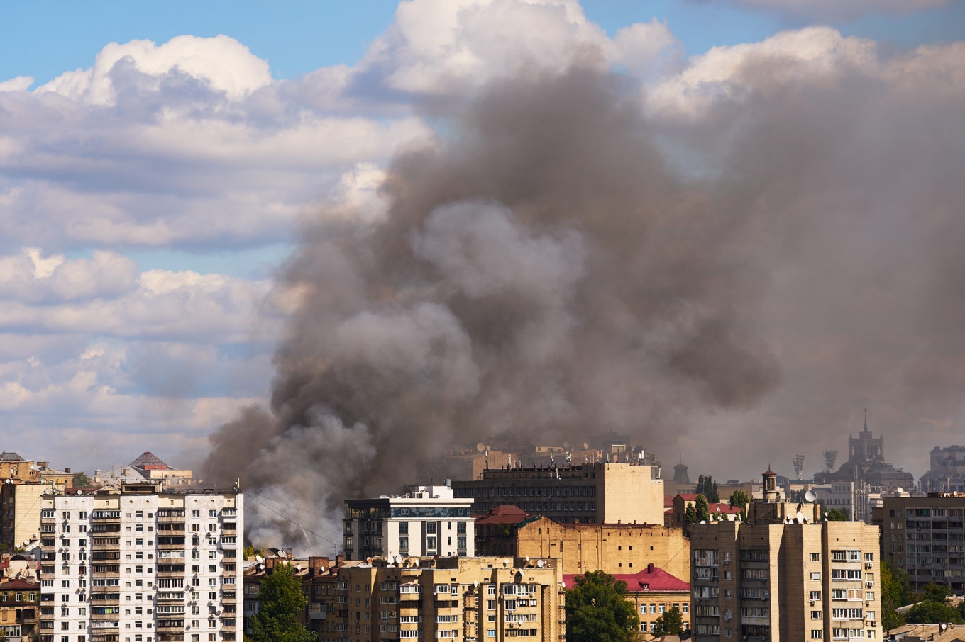 Rök stiger över Ukrainas huvudstad Kiev efter ett ryskt drönaranfall under onsdagen. Foto: Francisco Seco/AP/TT